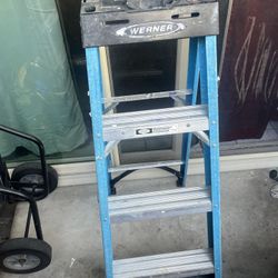 Werner 4ft Fiberglass Step Ladder 