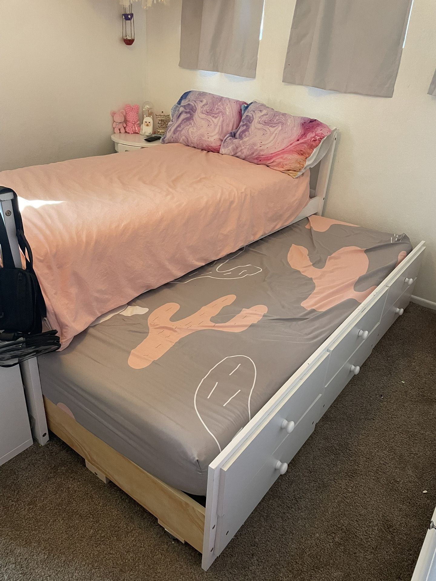 White Wooden Trundle Bed