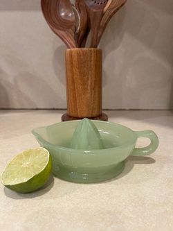 Jadeite citrus juicer
