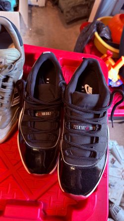 Jordan 11s LOW blk/red Size 12