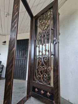 Puerta Frontal