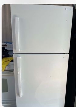Insignia Top-Freezer Refrigerator White