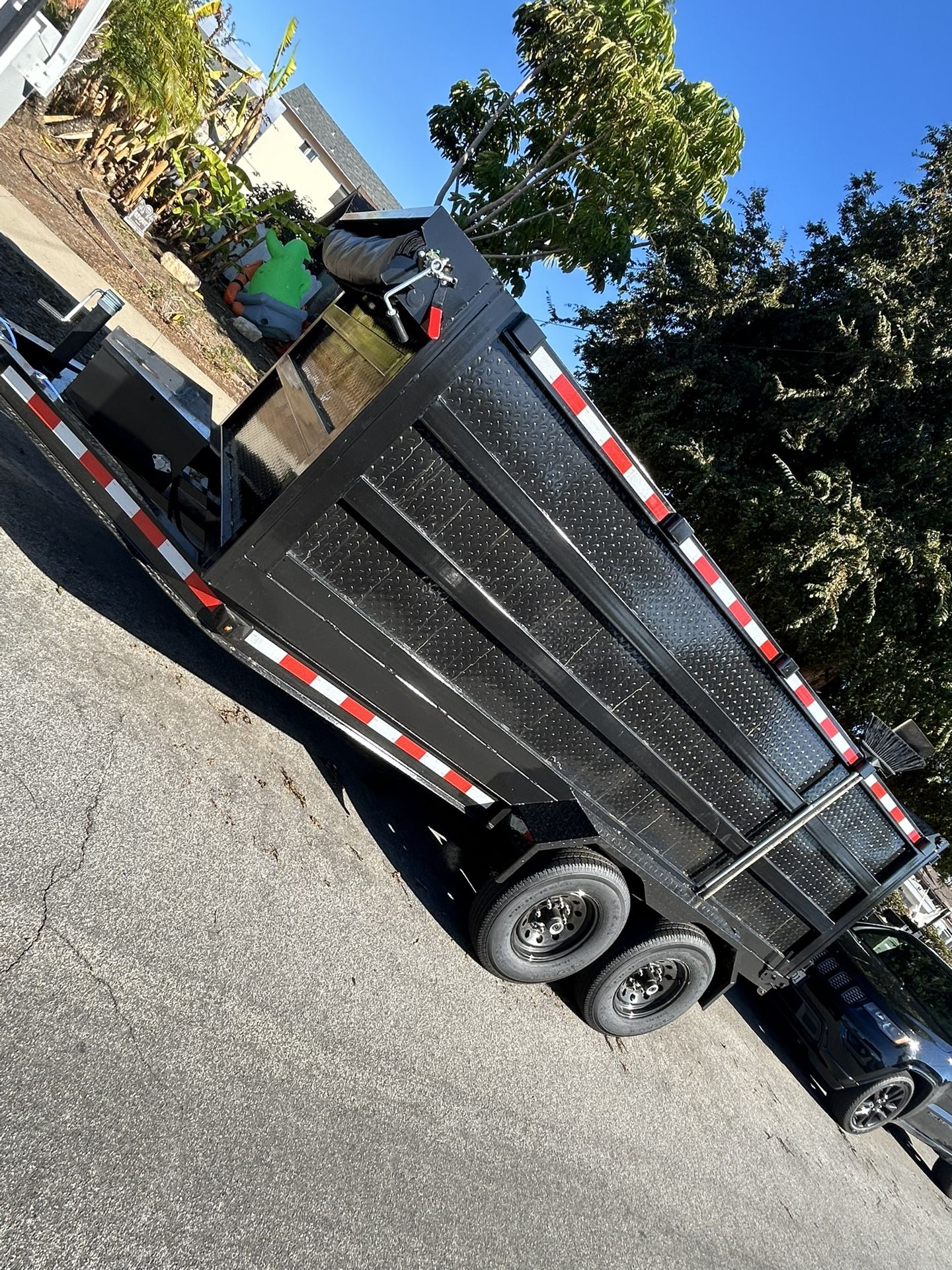 Vendo Traila Año 2025. Aquí La Tengo En San Diego. 14 X 8.5 X 4 Nuevecita.  Pistón De Tijera Ejes De 8 Birlos X $12750.   O Mejor Oferta 