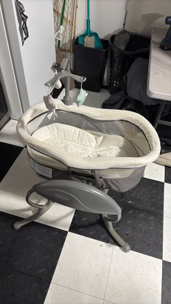 Graco auto swinging bassinet with adjustable back