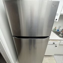 LG - 20.2 Cu. Ft. Top-Freezer Refrigerator - Stainless Steel