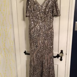 Sequined cold-shoulder gown 6P