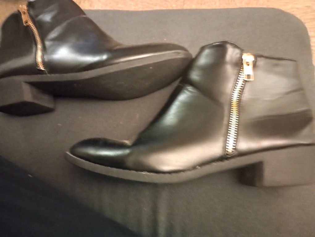 Stylish Black Leather Zip Up Boots With Heel