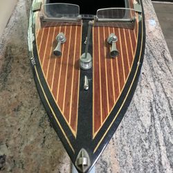 BEAUTIFUL  1950’s STYLE SPEED BOAT . AN AMAZING  MODEL.
