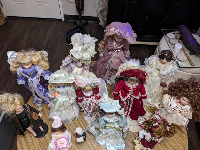 Collectibles Antique Porcelain Dolls

12 Dolls total and different Size