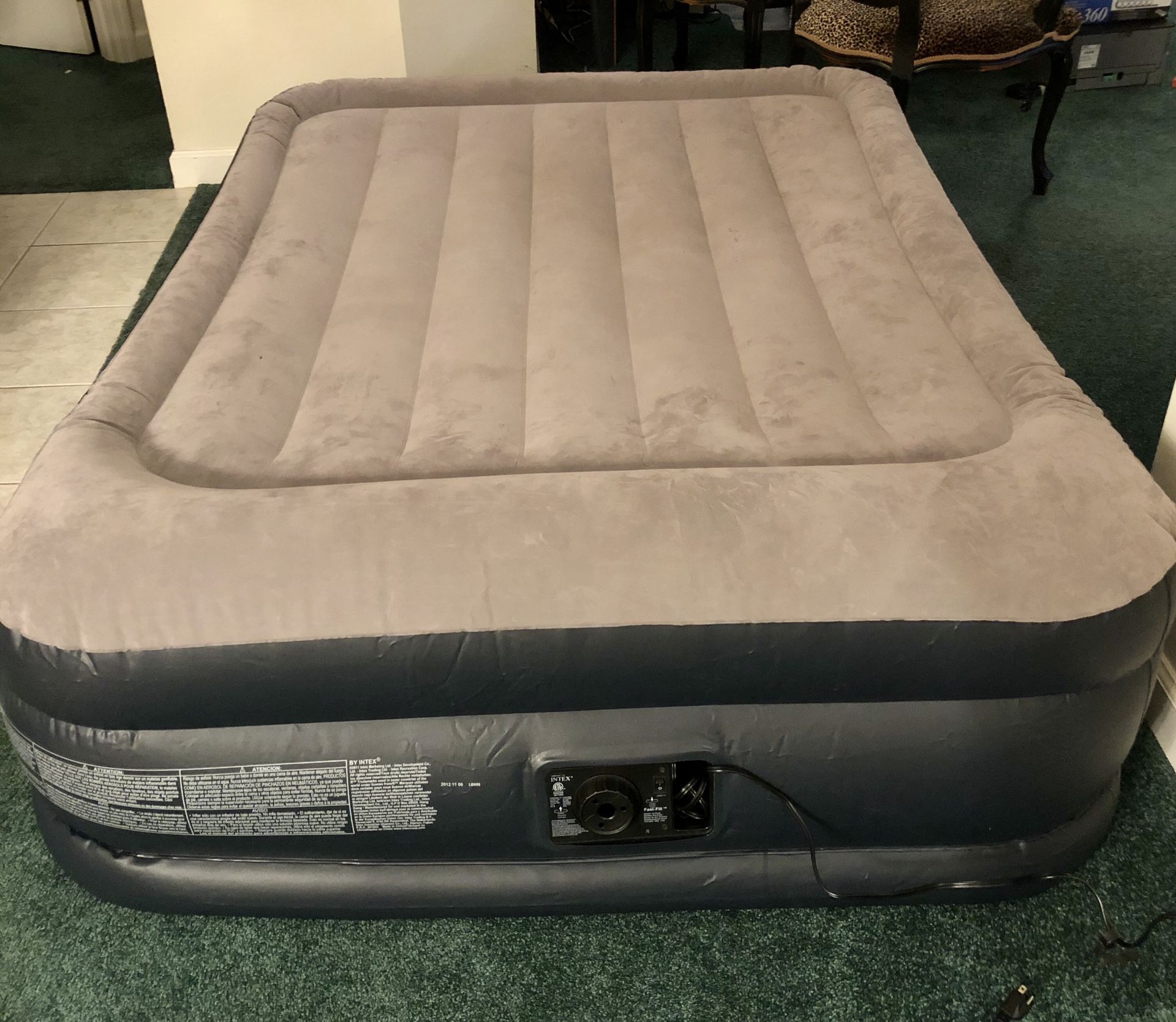 Self Inflating Air / Blow Up Mattress - Full Size - Like New