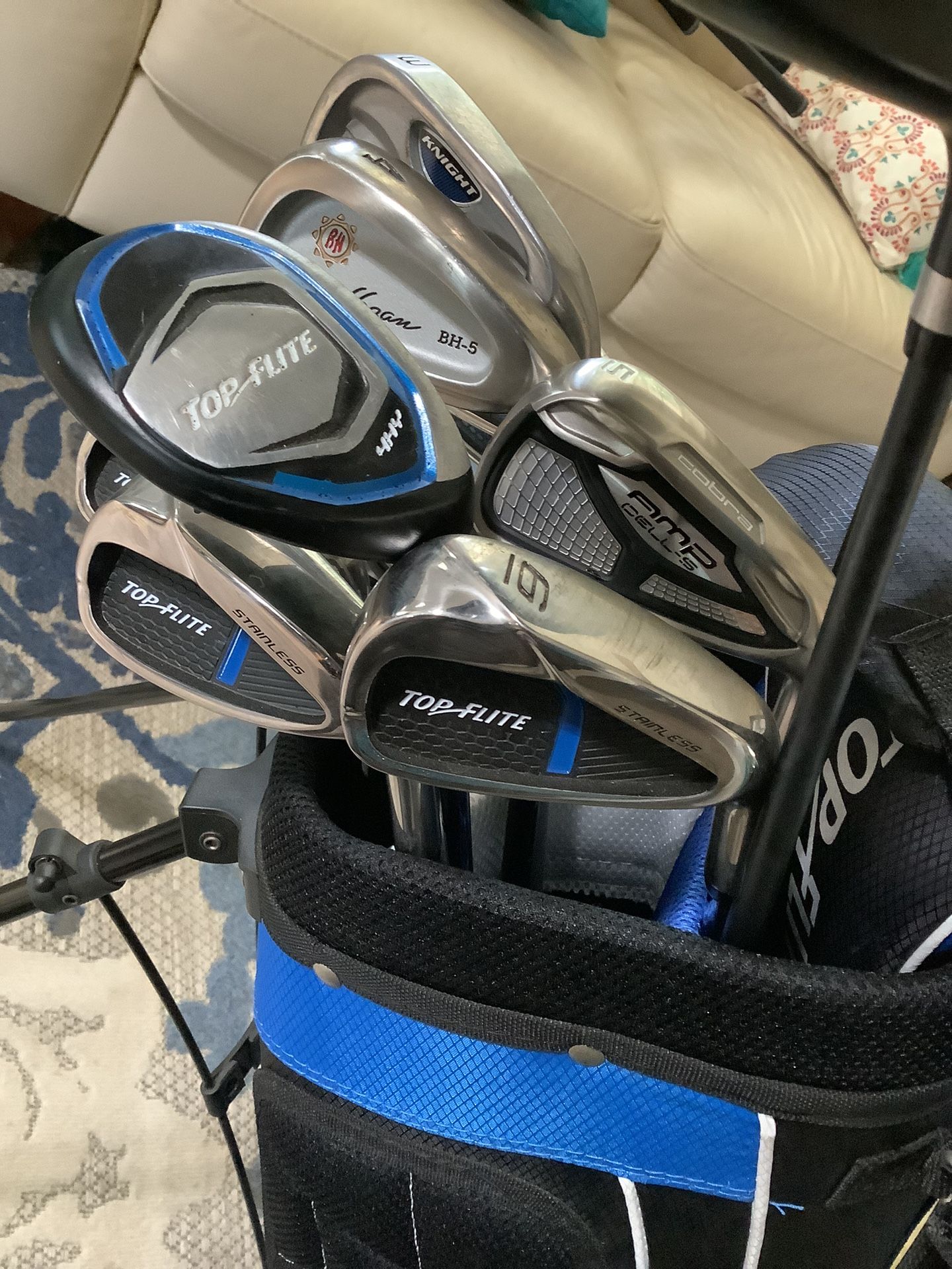 LIKE NEW TOP FlIGHT GOLF SET, RIGHTHAND. FULL SET WITH 12 GOLF CLUBS. ONLY $150.