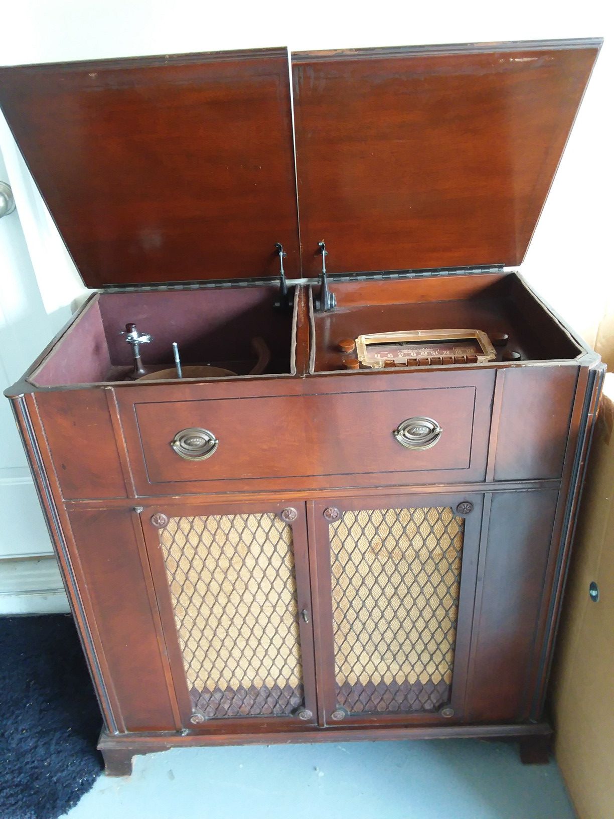 Anique STROMBERG-CARLSON Model No. 1120 Series Console Radio/Record Player (working condition)