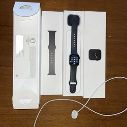*BRAND NEW* Series 5 40 MM Apple Watch