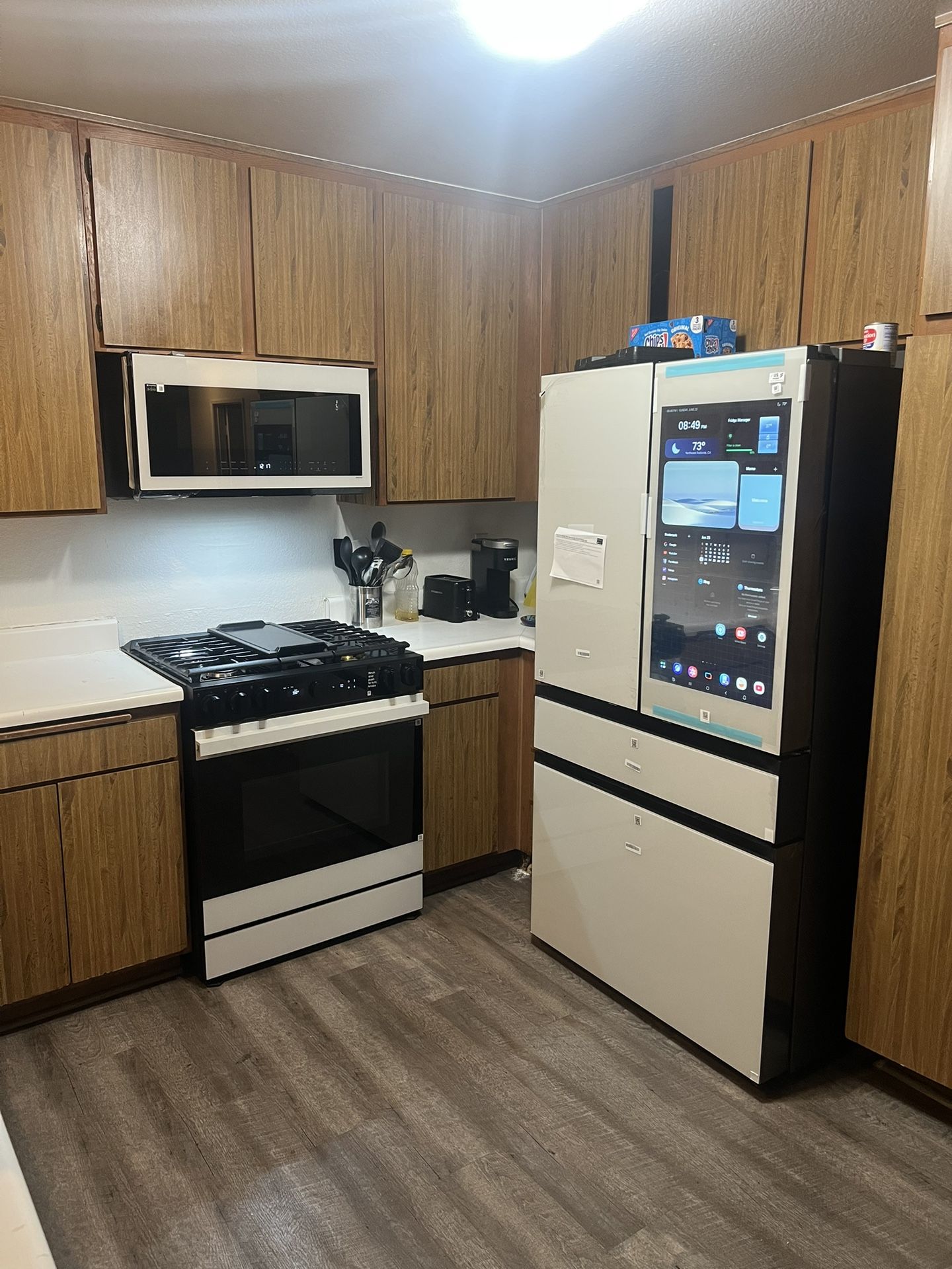 Brand New Samsung Bespoke White Glass Family Hub Refrigerator Four Door, Gas Range & Microwave Bundle Appliance Deal 😻