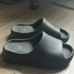 Yeezy slides black