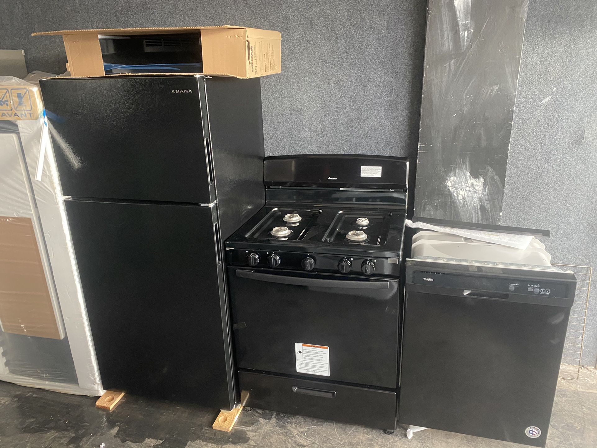 Brand New Never Used 4 Piece Black Amana  Kitchen Appliance Set.$1200 Delivered Installed.$1100 Picked Up.1 Year Manufactures Warranty.