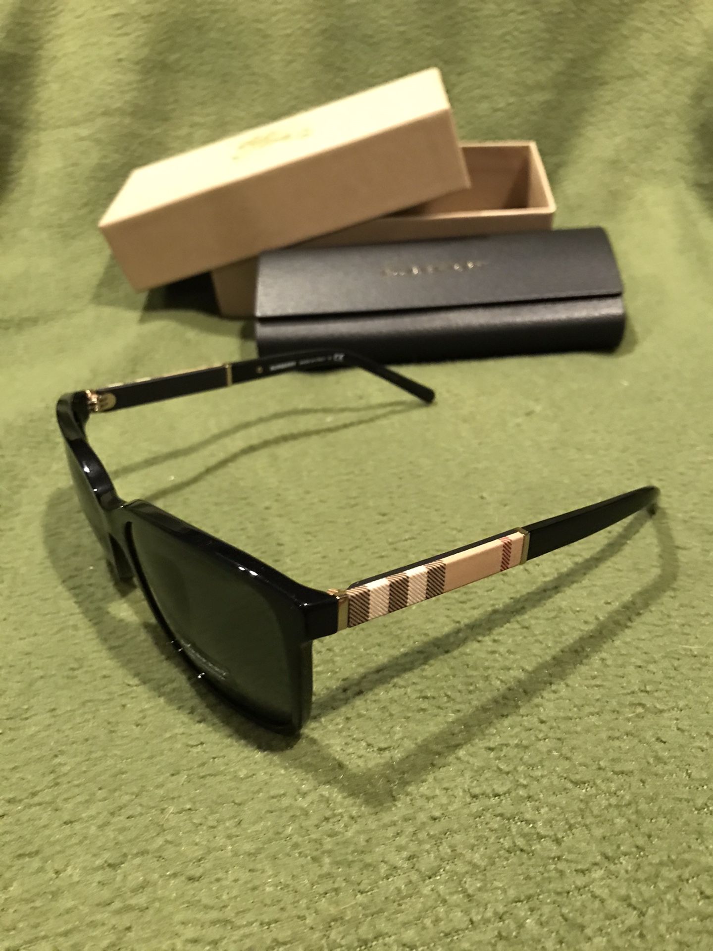 Burberry sunglasses new 150$