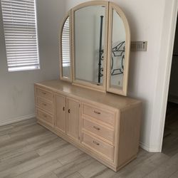Thomasville Postmodern 9 Drawer Dresser with Trifold Mirror Very Good Condition 