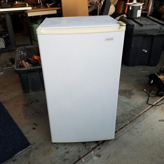 Sanyo White Mini Fridge Model #SR-366W