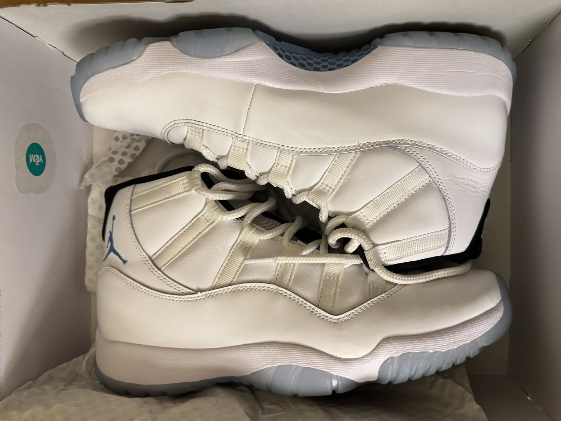 JORDAN 11’s LEGAND BLUE (SIZE 10)