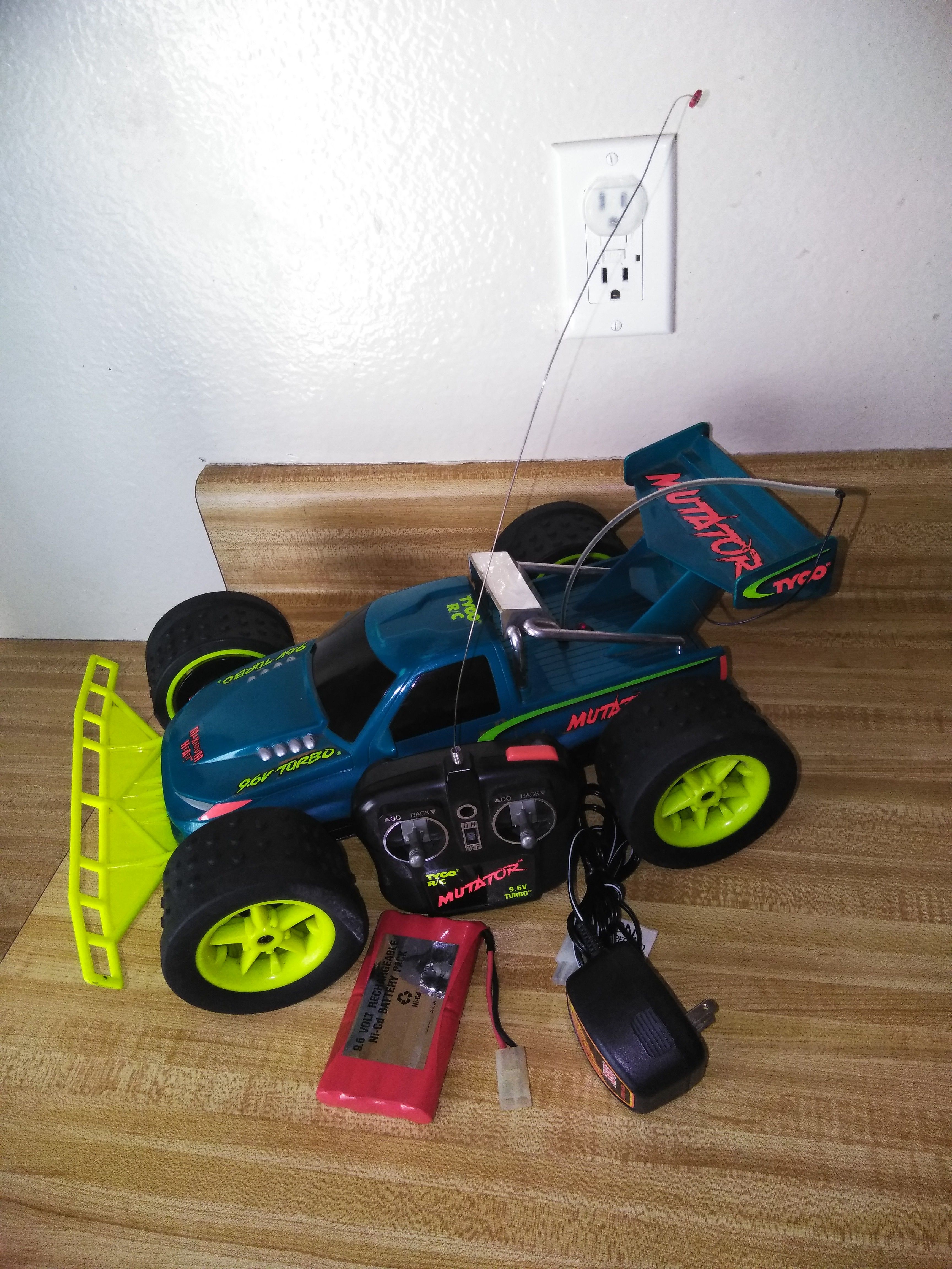 Tyco RC Mutator Radio Control 9.6V Turbo 27MHz