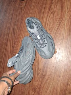 Adidas (yeezys)