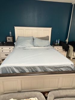 Living Spaces bed frame Queen size 1 year old upgrading to King
