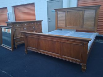 Kng Sz Bd St With Base Good Condition