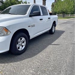 2018 Dodge Ram 1500 Crew Cab · 5.7L HEMI  V8,  BED 6 1/2 ft.