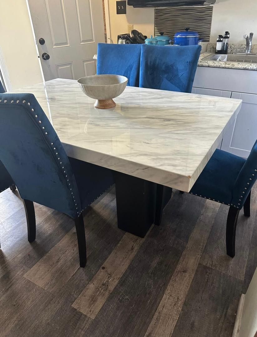 Dinning table and chairs 