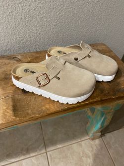 Women’s Brelzo Calvior Suede Platform Clogs, Size 8.5