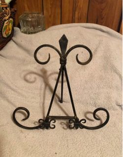 Black Ornate Easel