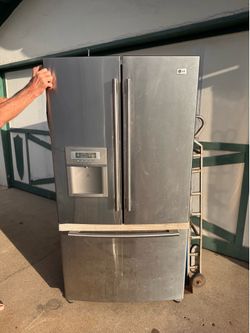 Bottom freezer fridge