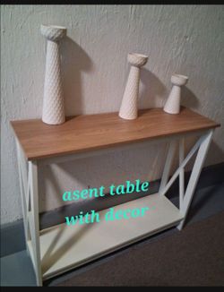 Asent table with decor