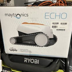 New Dolphin Maytronics Echo Pool vacuum