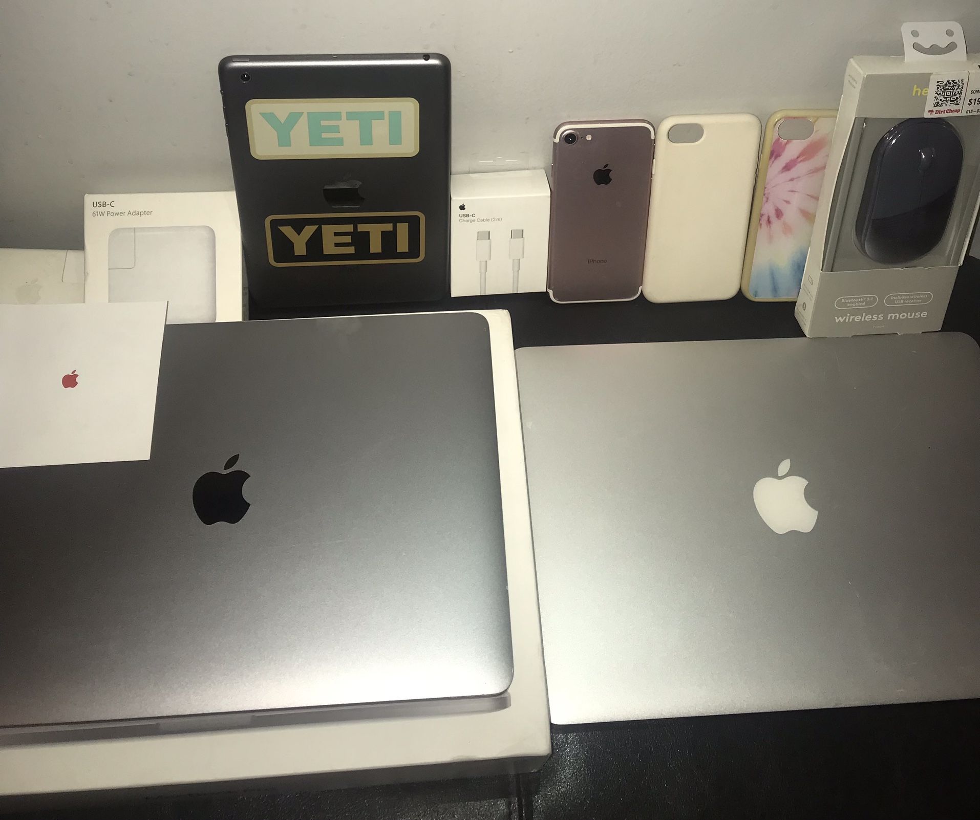 MacBooks, iPad and Phones