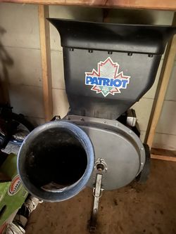 Patriot WOOD CHIPPER SHREDDER with 10 HP Tecumseh Engine - $250