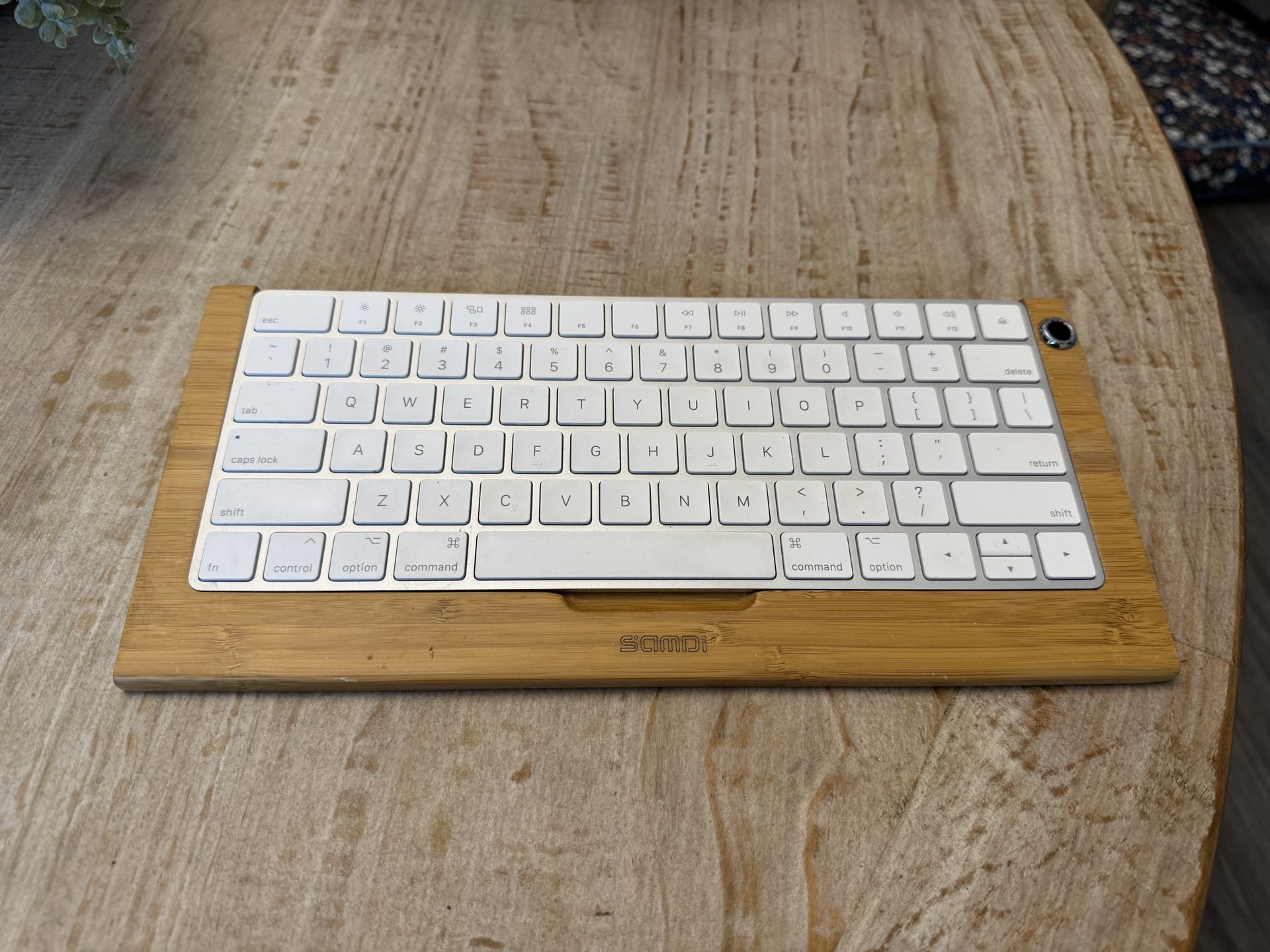 A1644 Apple keyboard and stylish wood stand