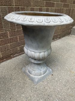 Urn Pedestal 🪴 Planter 20” H Porch Patio Garden Lightweight mimics concrete look