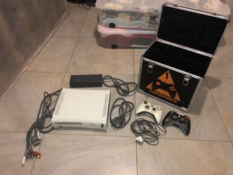 Xbox 360 white with 2 controllers and case