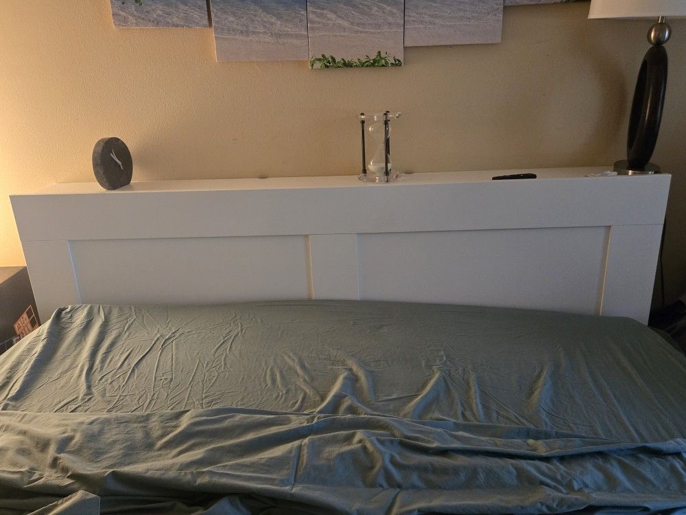 King Bed Set W/ Matress with Storage Drawers Underneath The Bed.