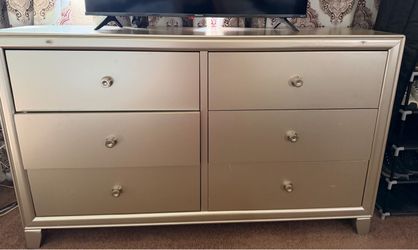Dresser set