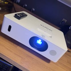 Hitachi 5000 Lumens Home Movie video projector