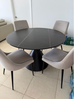 High Quality Dinner Table (with 4 Chairs)