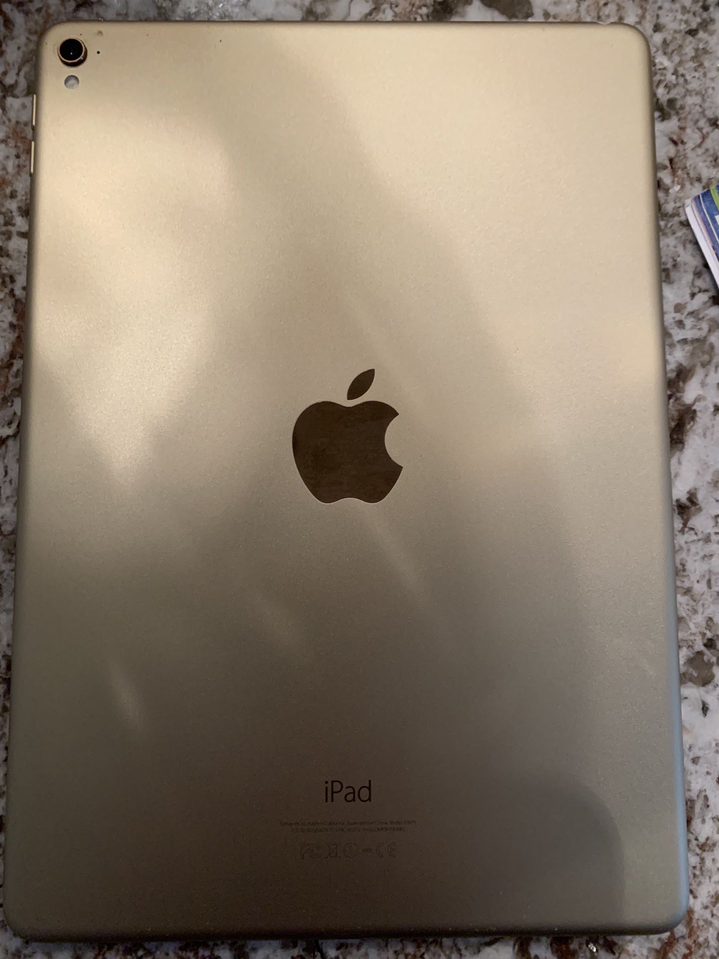 iPad Pro 9.7 32 GB (gold) includes otter box defender case