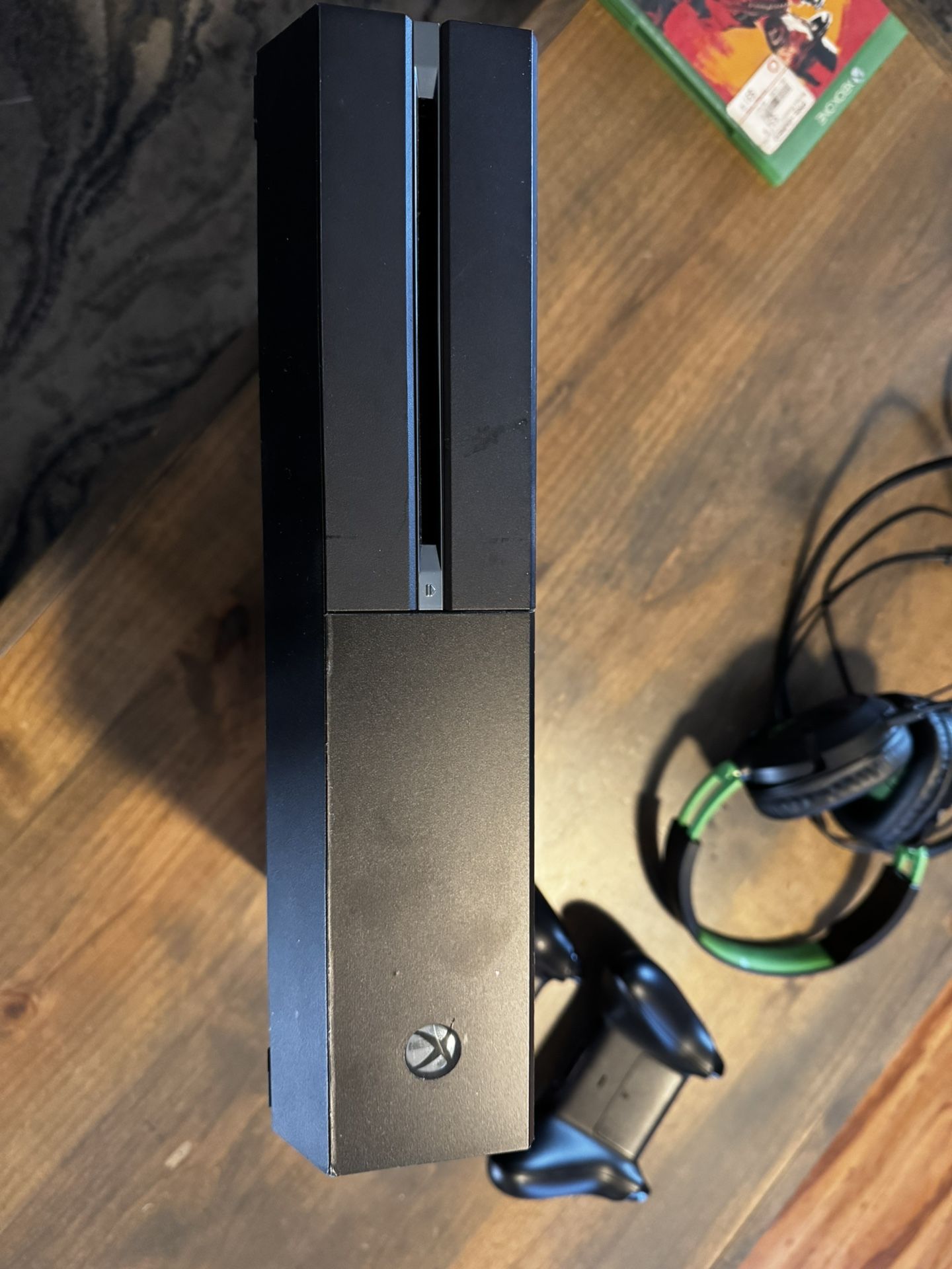 Xbox One w/ 2 controllers . Free game & Headset Included