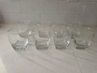 Set of 8 glass tumblers.