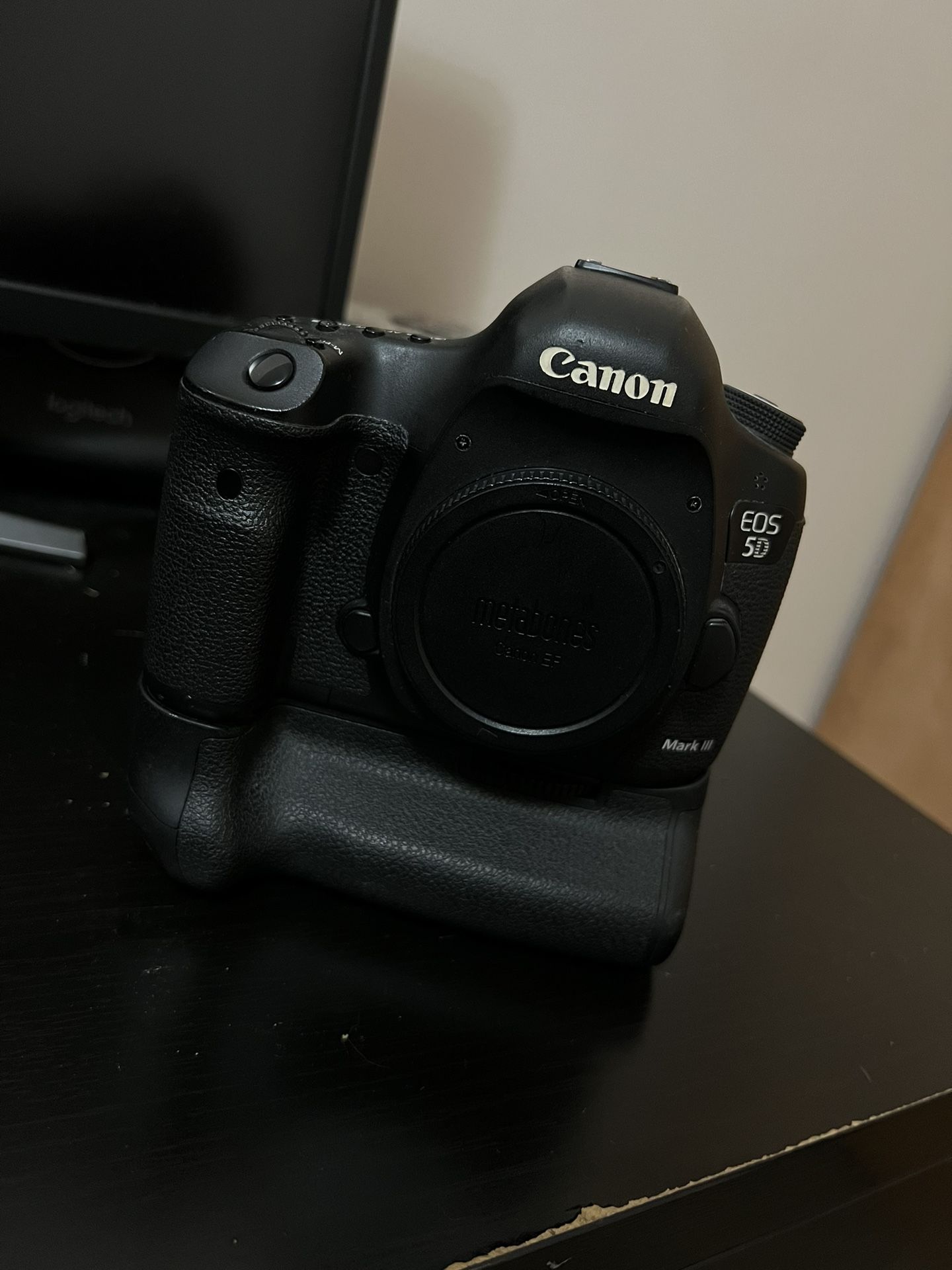 Canon 5D Mark III BUNDLE (4 batteries, flash, Battery grip)