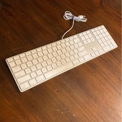 Apple A1243 Wired USB Keyboard with Numeric Keypad