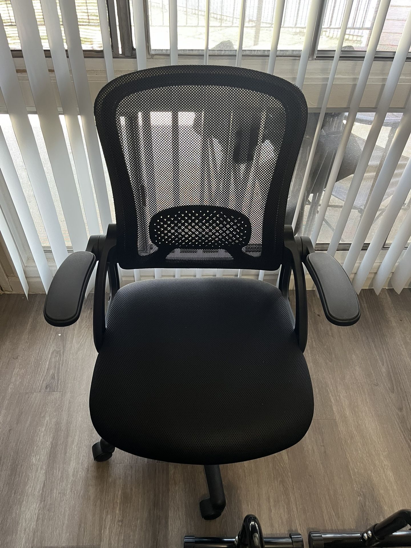 All Black Height Adjustable Office Chair With Rollers 